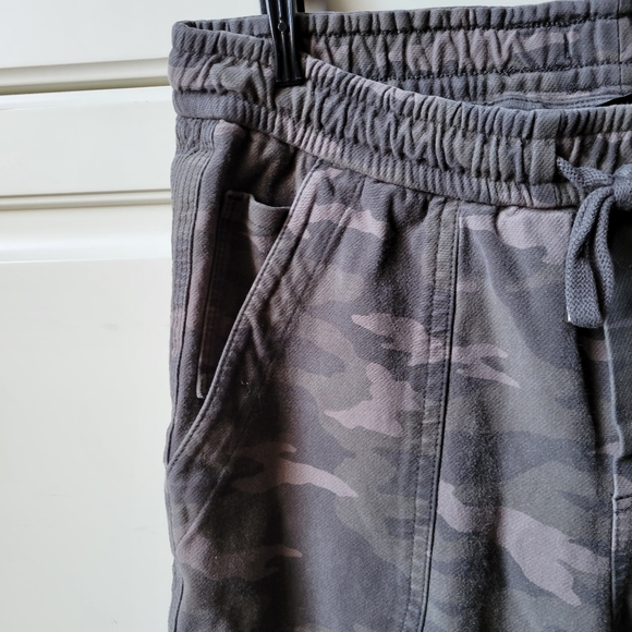 Athleta farallon Camo jogger pants 8P - Picture 3 of 14